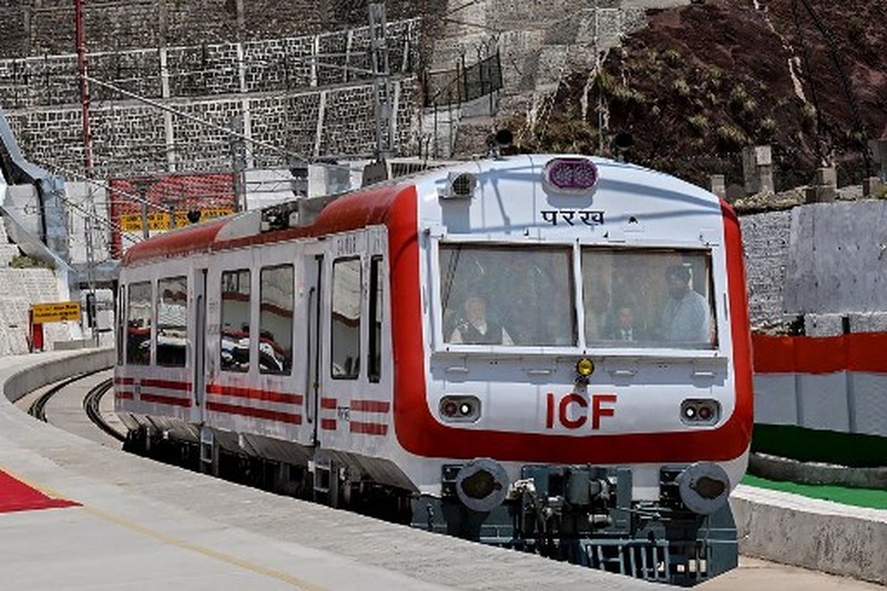 India meresmikan jembatan kereta api tertinggi di dunia di Jammu dan Kashmir. (Tangkapan Layar Reuters TV)
