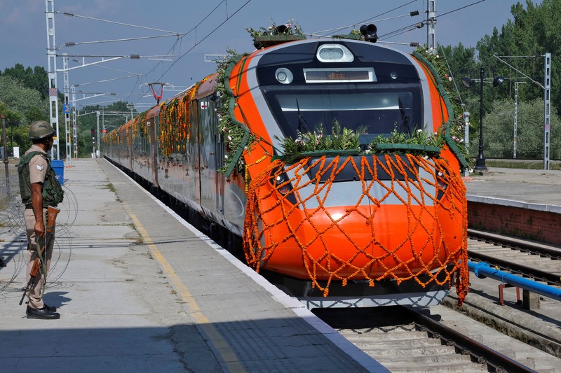 India meresmikan jembatan kereta api tertinggi di dunia di Jammu dan Kashmir. (Tangkapan Layar Reuters TV)
