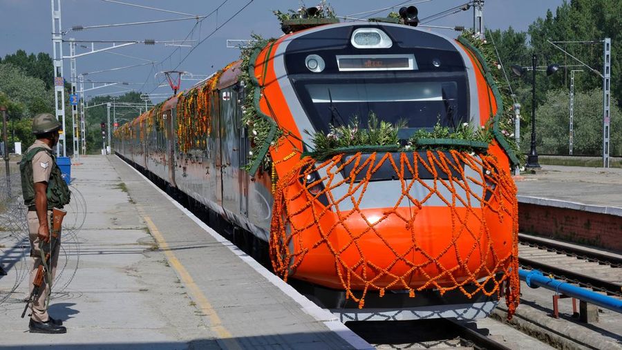 India meresmikan jembatan kereta api tertinggi di dunia di Jammu dan Kashmir. (Tangkapan Layar Reuters TV)