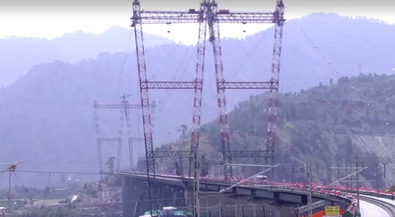 India meresmikan jembatan kereta api tertinggi di dunia di Jammu dan Kashmir. (Tangkapan Layar Reuters TV)