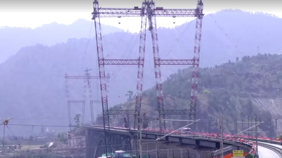 India meresmikan jembatan kereta api tertinggi di dunia di Jammu dan Kashmir. (Tangkapan Layar Reuters TV)