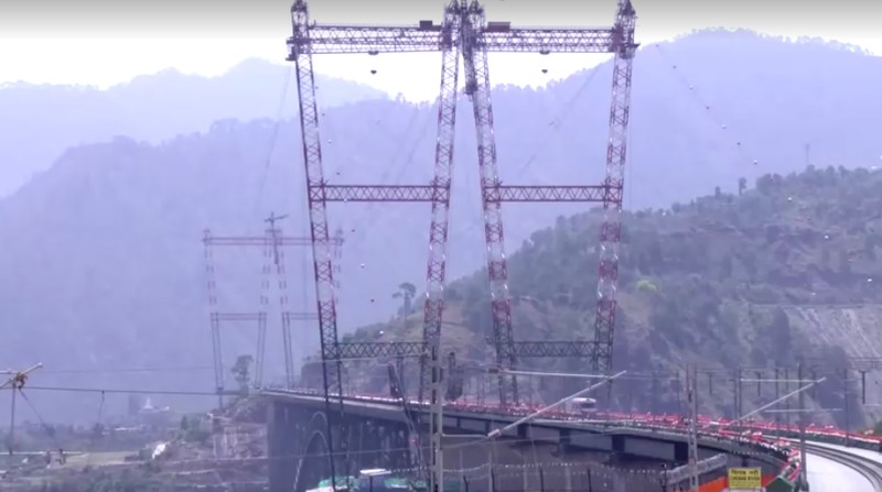 India meresmikan jembatan kereta api tertinggi di dunia di Jammu dan Kashmir. (Tangkapan Layar Reuters TV)