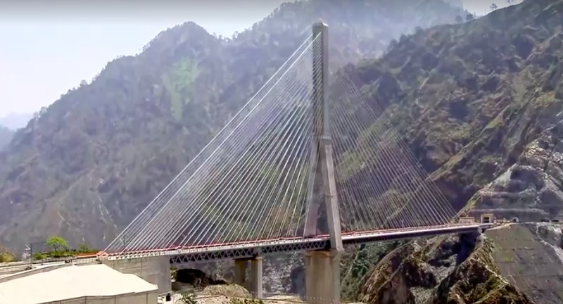 India meresmikan jembatan kereta api tertinggi di dunia di Jammu dan Kashmir. (Tangkapan Layar Reuters TV) India meresmikan jembatan kereta api tertinggi di dunia di Jammu dan Kashmir. (Tangkapan Layar Reuters TV)