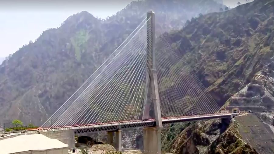 India meresmikan jembatan kereta api tertinggi di dunia di Jammu dan Kashmir. (Tangkapan Layar Reuters TV)