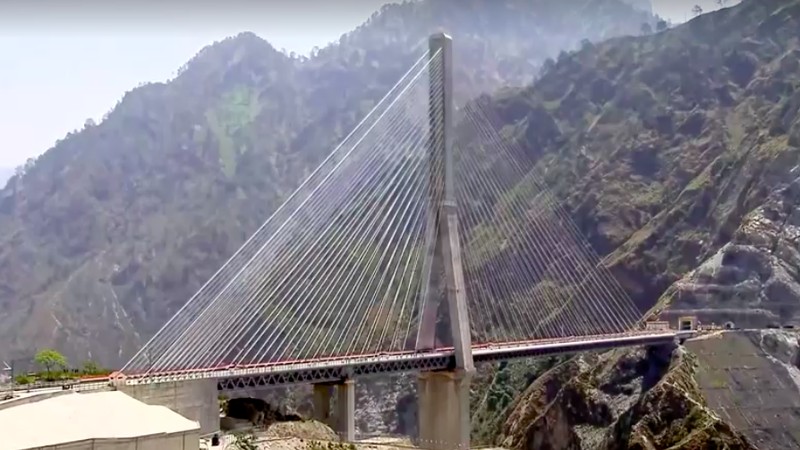 India meresmikan jembatan kereta api tertinggi di dunia di Jammu dan Kashmir. (Tangkapan Layar Reuters TV)