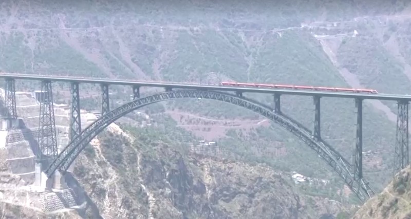 India meresmikan jembatan kereta api tertinggi di dunia di Jammu dan Kashmir. (Tangkapan Layar Reuters TV)