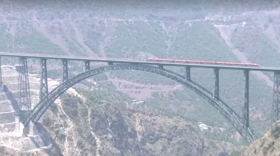 India meresmikan jembatan kereta api tertinggi di dunia di Jammu dan Kashmir. (Tangkapan Layar Reuters TV)