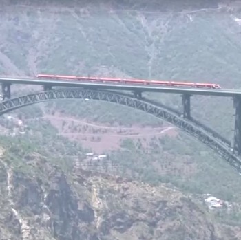 India Punya Jembatan Kereta Api Tertinggi di Dunia, Ini Penampakannya