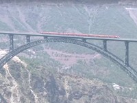 India Punya Jembatan Kereta Api Tertinggi di Dunia, Ini Penampakannya