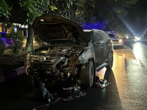 Mobil Tabrak Motor Terjatuh di Jalan hingga Terbakar di Bogor