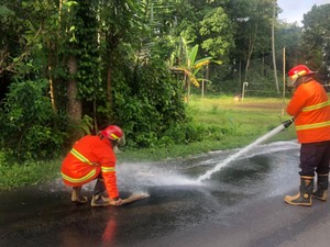 Tumpahan Solar Berceceran di Jalan Besang Karangasem, Pemotor Berjatuhan
