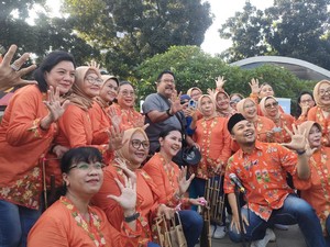 Rano Karno ke CFD Sudirman, Nikmati Pentas Musik Angklung Bareng Warga