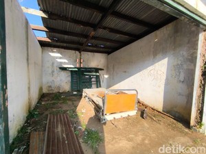 Rusak-Terbengkalai Ruang Garasi Gedung Perundingan Linggarjati Kuningan