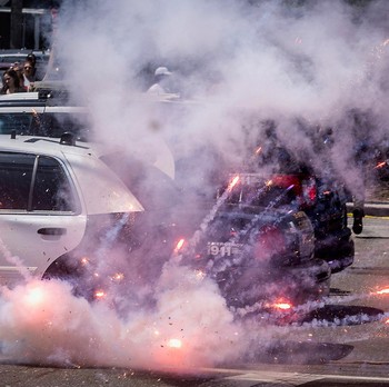 Penggerebekan Imigran di LA, Demonstran Bentrok dengan Polisi
