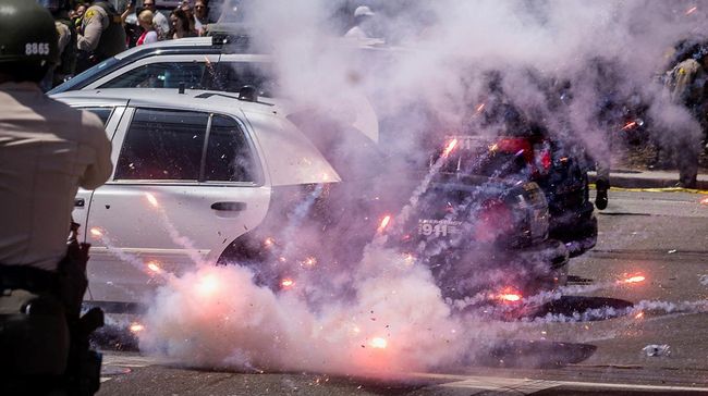 Penggerebekan Imigran di LA, Demonstran Bentrok dengan Polisi