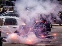 Penggerebekan Imigran di LA, Demonstran Bentrok dengan Polisi