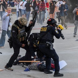 AS Makin Chaos, Trump Turunkan Pasukan Khusus Hadapi Demo Imigran
