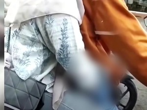 Viral Wanita Rogoh Celana Pria yang Memboncengnya