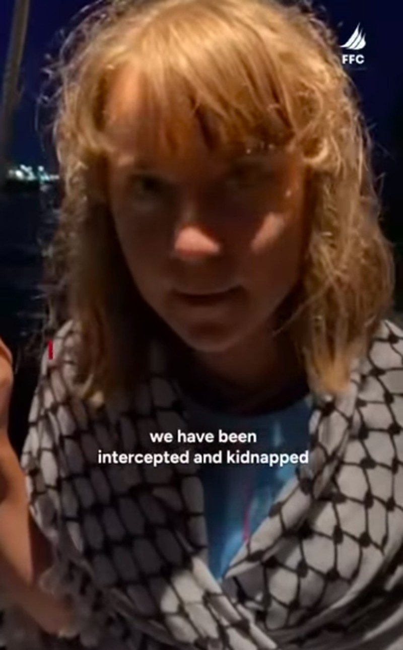 Sebuah video yang dirilis oleh Kementerian Luar Negeri Israel pada hari Senin (9 Juni) menunjukkan para awak kapal diberi roti lapis dan air minum kemasan setelah kapal mereka dinaiki oleh pasukan Israel pada malam hari. (Tangkapan Layar Reuters TV)