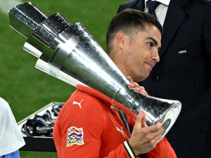 Cristiano Ronaldo Angkat Trofi Lagi Bersama Portugal