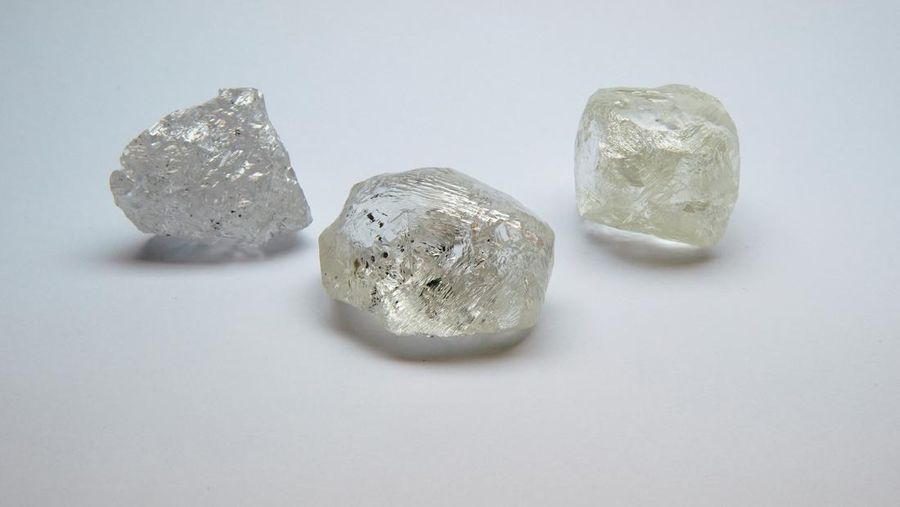 FILE PHOTO: batu-batu permata berkualitas, termasuk berlian kasar 242 karat langka yang akan ditawarkan pada lelang internasional ke-100 produsen berlian milik negara Rusia, Alrosa, selama presentasi di Moskow, Rusia, 25 Februari 2021. REUTERS/Tatyana Makeyeva/Foto Arsip