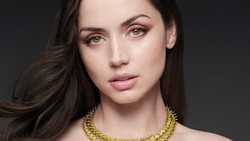 Kecantikan Ana de Armas yang Berkilau, Pakai Perhiasan Mewah Louis Vuitton
