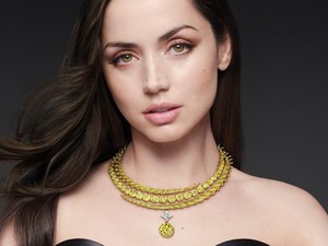 Kecantikan Ana de Armas yang Berkilau, Pakai Perhiasan Mewah Louis Vuitton