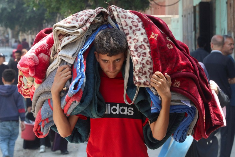 Palestinians flee their homes with their belongings after the Israeli army issued evacuation orders, in Jabalia, northern Gaza Strip, June 9, 2025. REUTERS/Mahmoud Issa
