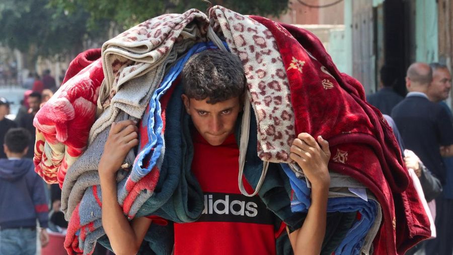 Palestinians flee their homes with their belongings after the Israeli army issued evacuation orders, in Jabalia, northern Gaza Strip, June 9, 2025. REUTERS/Mahmoud Issa