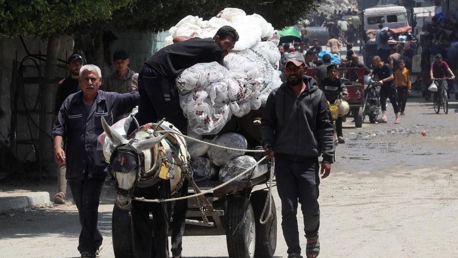 ISRAEL-PALESTINIANS/GAZA Palestinians flee their homes with their belongings after the Israeli army issued evacuation orders, in Jabalia, northern Gaza Strip, June 9, 2025. REUTERS/Mahmoud Issa