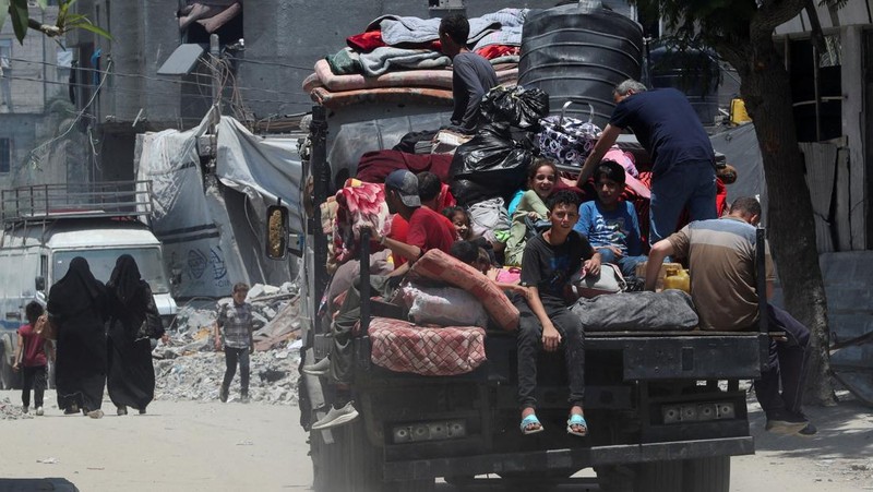 Palestinians flee their homes with their belongings after the Israeli army issued evacuation orders, in Jabalia, northern Gaza Strip, June 9, 2025. REUTERS/Mahmoud Issa
