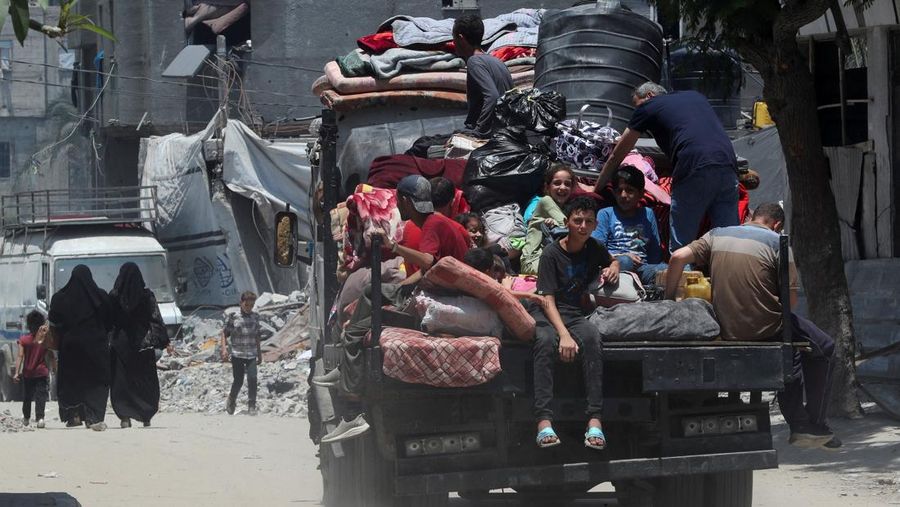 ISRAEL-PALESTINIANS/GAZA Palestinians flee their homes with their belongings after the Israeli army issued evacuation orders, in Jabalia, northern Gaza Strip, June 9, 2025. REUTERS/Mahmoud Issa