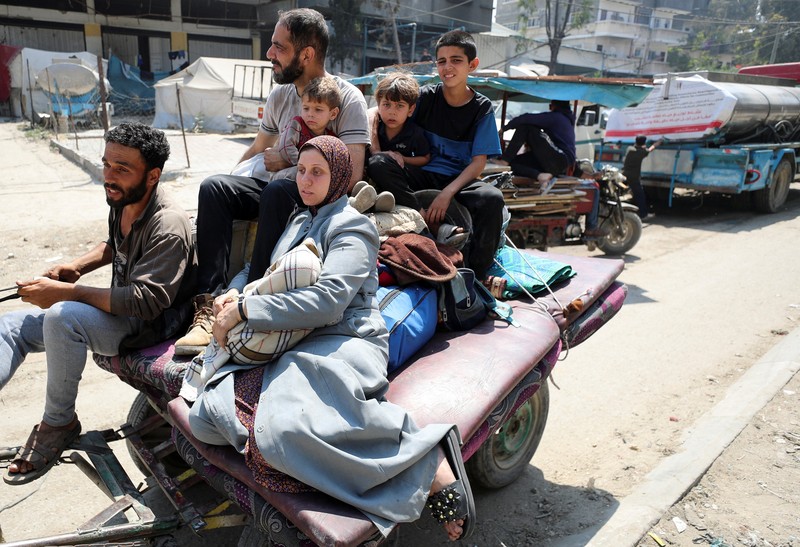 Palestinians flee their homes with their belongings after the Israeli army issued evacuation orders, in Jabalia, northern Gaza Strip, June 9, 2025. REUTERS/Mahmoud Issa