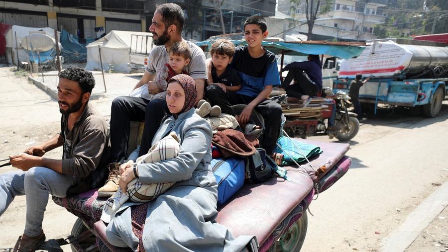 ISRAEL-PALESTINIANS/GAZA Palestinians flee their homes with their belongings after the Israeli army issued evacuation orders, in Jabalia, northern Gaza Strip, June 9, 2025. REUTERS/Mahmoud Issa