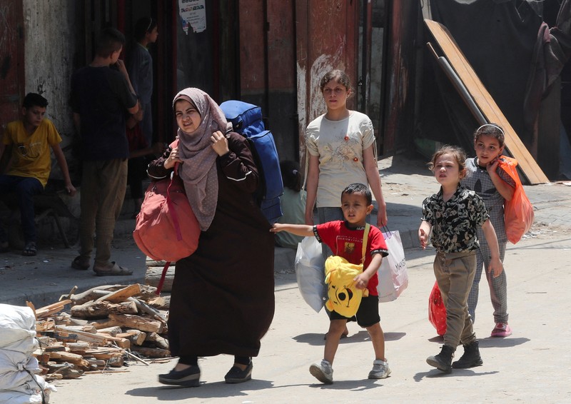 Palestinians flee their homes with their belongings after the Israeli army issued evacuation orders, in Jabalia, northern Gaza Strip, June 9, 2025. REUTERS/Mahmoud Issa