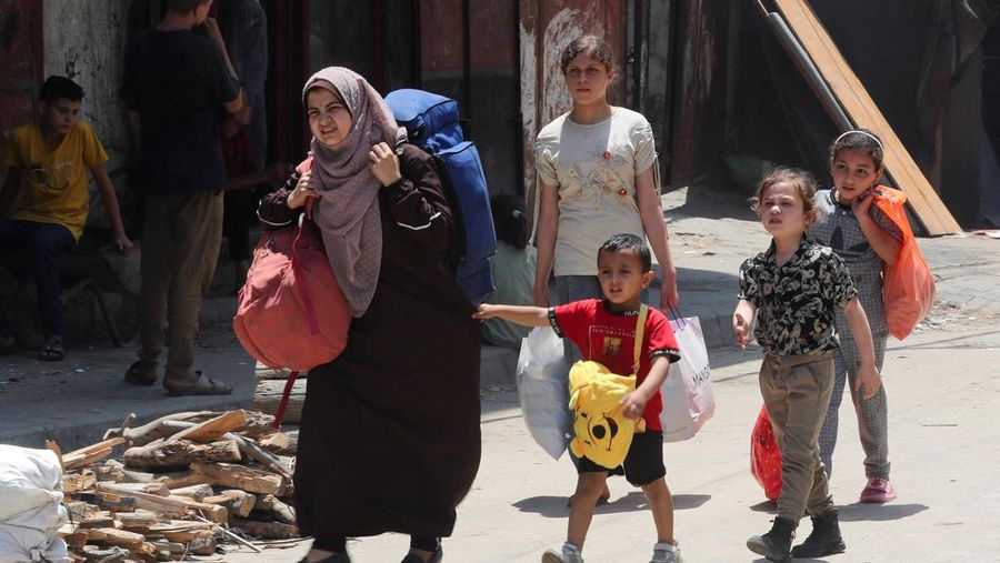 ISRAEL-PALESTINIANS/GAZA Palestinians flee their homes with their belongings after the Israeli army issued evacuation orders, in Jabalia, northern Gaza Strip, June 9, 2025. REUTERS/Mahmoud Issa