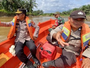 Kapolres Inhu Turun Bantu Evakuasi Bocah yang Tenggelam di Sungai Cenaku