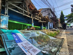 Jejak Kerusakan Usai Bus Meluncur Tiba-tiba Hantam Rumah di Sukabumi