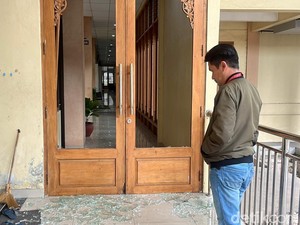 Pria Diduga ODGJ Ngamuk di Balai Kota Solo, Rusak 3 Mobil-1 Kaca Pintu