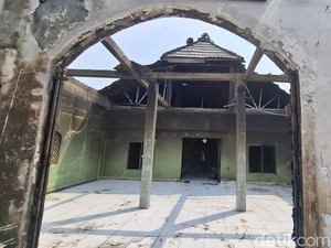 Musala Ini Masih Berdiri Kokoh di Tengah Puing Sisa Kebakaran di Jakut