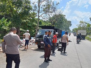 Polisi-Lurah di Pekanbaru Gotong Royong Bersihkan Sampah di Pinggir Jalan