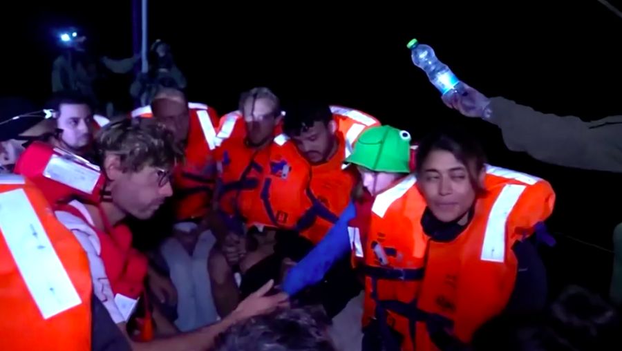 Sebuah video yang dirilis oleh Kementerian Luar Negeri Israel pada hari Senin (9 Juni) menunjukkan para awak kapal diberi roti lapis dan air minum kemasan setelah kapal mereka dinaiki oleh pasukan Israel pada malam hari. (Tangkapan Layar Reuters TV)