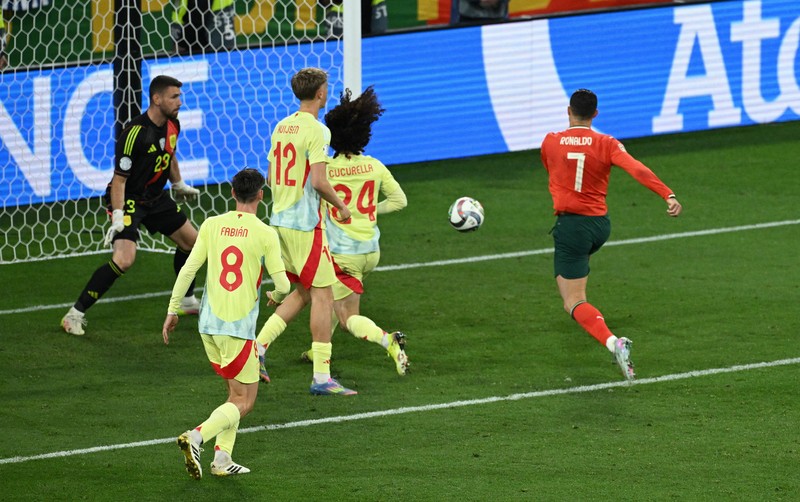 SOCCER-UEFANATIONS-POR-ESP/REPORT Soccer Football - Nations League - Final - Portugal v Spain - Allianz Arena, Munich, Germany - June 8, 2025 Portugal's Cristiano Ronaldo lifts the trophy as he celebrates with teammates after winning the Nations League REUTERS/Angelika Warmuth TPX IMAGES OF THE DAY