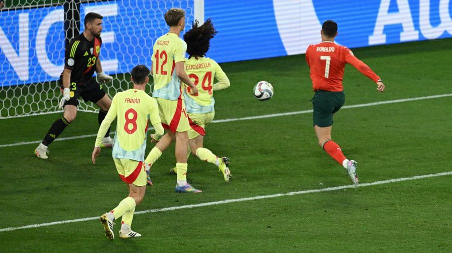 SOCCER-UEFANATIONS-POR-ESP/REPORT Soccer Football - Nations League - Final - Portugal v Spain - Allianz Arena, Munich, Germany - June 8, 2025 Portugal's Cristiano Ronaldo lifts the trophy as he celebrates with teammates after winning the Nations League REUTERS/Angelika Warmuth TPX IMAGES OF THE DAY