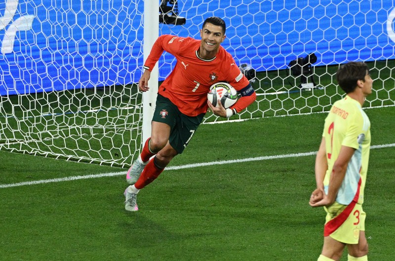SOCCER-UEFANATIONS-POR-ESP/REPORT Soccer Football - Nations League - Final - Portugal v Spain - Allianz Arena, Munich, Germany - June 8, 2025 Portugal's Cristiano Ronaldo lifts the trophy as he celebrates with teammates after winning the Nations League REUTERS/Angelika Warmuth TPX IMAGES OF THE DAY