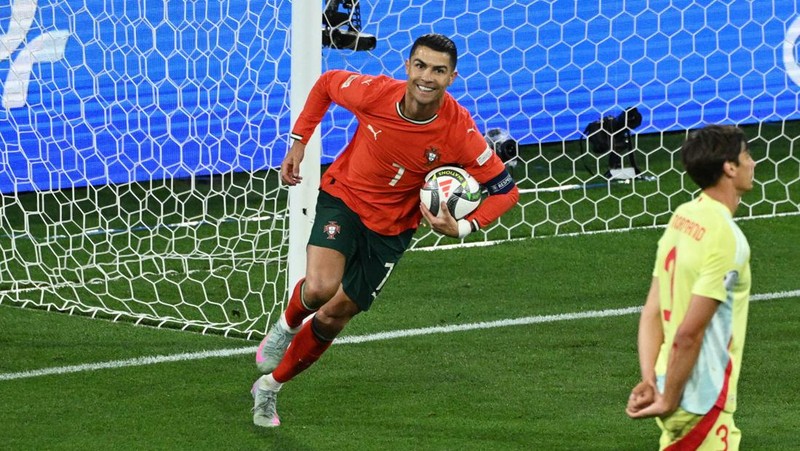 Soccer Football - Nations League - Final - Portugal v Spain - Allianz Arena, Munich, Germany - June 8, 2025 Portugal's Cristiano Ronaldo lifts the trophy as he celebrates with teammates after winning the Nations League REUTERS/Angelika Warmuth     TPX IMAGES OF THE DAY