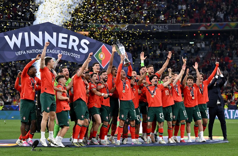 SOCCER-UEFANATIONS-POR-ESP/REPORT Soccer Football - Nations League - Final - Portugal v Spain - Allianz Arena, Munich, Germany - June 8, 2025 Portugal's Cristiano Ronaldo lifts the trophy as he celebrates with teammates after winning the Nations League REUTERS/Angelika Warmuth TPX IMAGES OF THE DAY