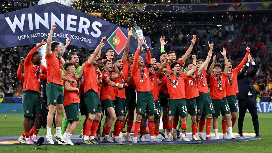 SOCCER-UEFANATIONS-POR-ESP/REPORT Soccer Football - Nations League - Final - Portugal v Spain - Allianz Arena, Munich, Germany - June 8, 2025 Portugal's Cristiano Ronaldo lifts the trophy as he celebrates with teammates after winning the Nations League REUTERS/Angelika Warmuth TPX IMAGES OF THE DAY