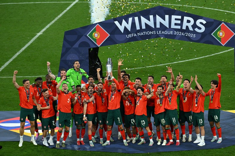 SOCCER-UEFANATIONS-POR-ESP/REPORT Soccer Football - Nations League - Final - Portugal v Spain - Allianz Arena, Munich, Germany - June 8, 2025 Portugal's Cristiano Ronaldo lifts the trophy as he celebrates with teammates after winning the Nations League REUTERS/Angelika Warmuth TPX IMAGES OF THE DAY