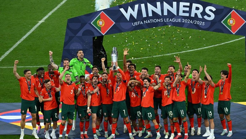 Soccer Football - Nations League - Final - Portugal v Spain - Allianz Arena, Munich, Germany - June 8, 2025 Portugal's Cristiano Ronaldo lifts the trophy as he celebrates with teammates after winning the Nations League REUTERS/Angelika Warmuth     TPX IMAGES OF THE DAY